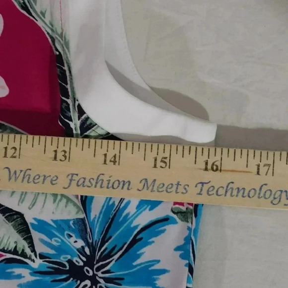 NWT Ladies TOMMY BAHAMA Sleeveless Golf Tennis Shirt Size Small MSRP: $110 - Picture 7 of 8